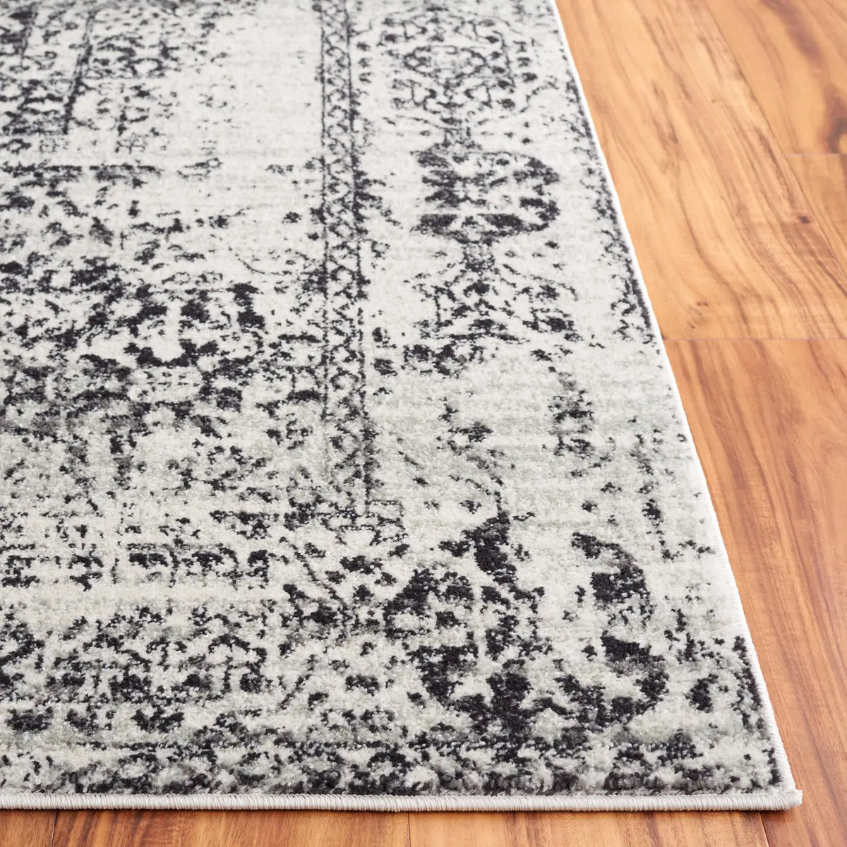 Safavieh Evoke 4'-0" x 6'-0" Rug in Ivory / Black
