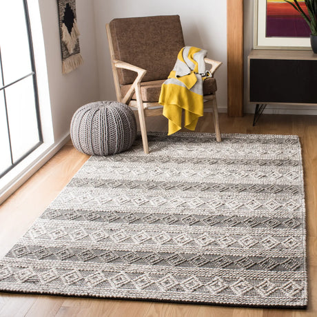Safavieh Natura 5'-0" x 8'-0" Rug in Silver