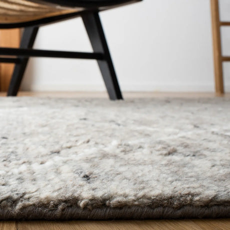 Safavieh Casablanca 4'-0" x 6'-0" Rug in Grey / Ivory