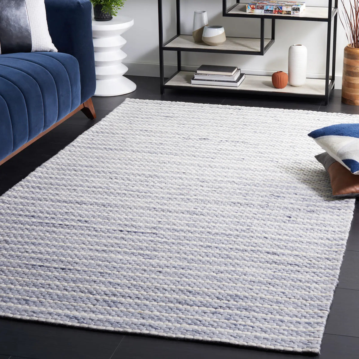 Safavieh Marbella 4'-0" x 6'-0" Rug in Blue / Ivory