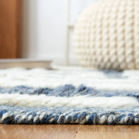 Safavieh Casablanca 4'-0" x 6'-0" Rug in Blue / Ivory