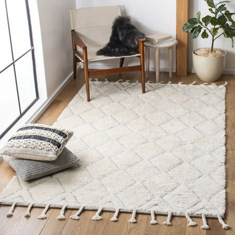 Safavieh Casablanca 4'-0" x 6'-0" Rug in Ivory