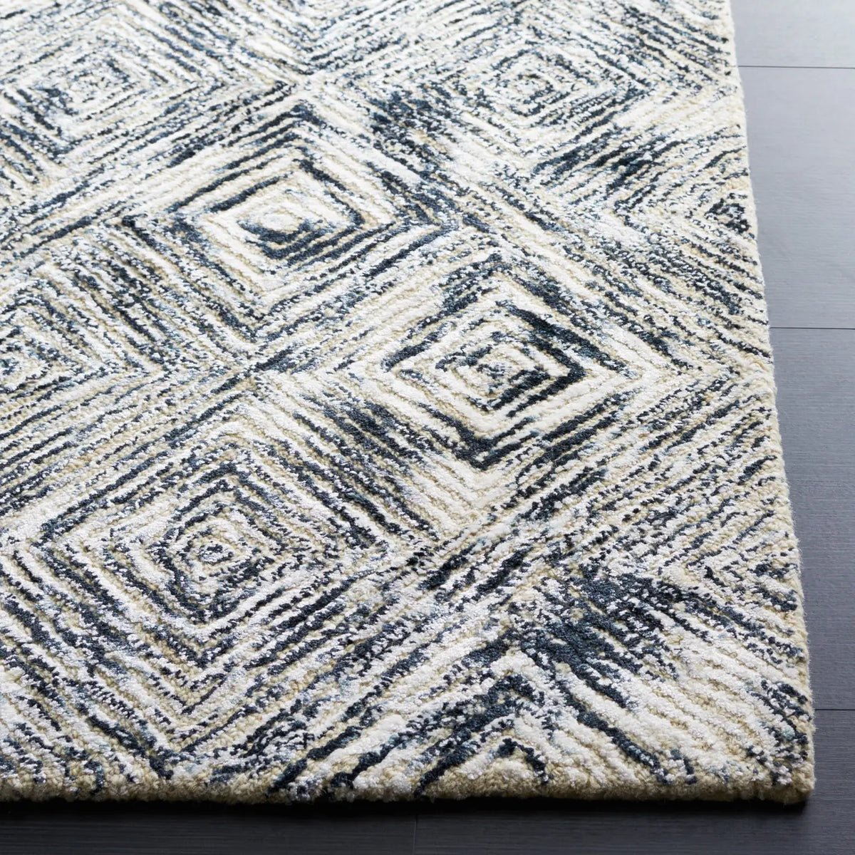 Safavieh Soho 4'-0" x 6'-0" Rug in Ivory / Green
