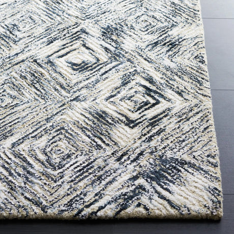 Safavieh Soho 4'-0" x 6'-0" Rug in Ivory / Green