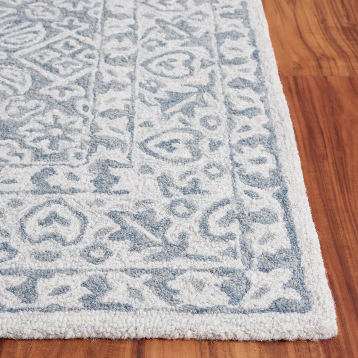 Safavieh Dip Dye 4'-0" x 6'-0" Rug in Grey / Ivory