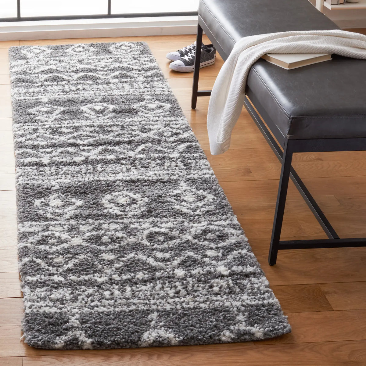 Safavieh Parma Shag 2'-3" x 8'-0" Rug in Charcoal / Ivory