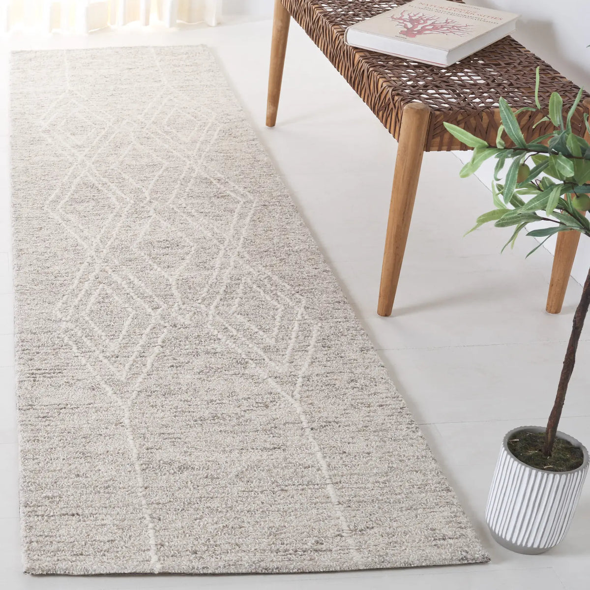 Safavieh Ebony 2'-3" x 9'-0" Rug in Grey / Ivory