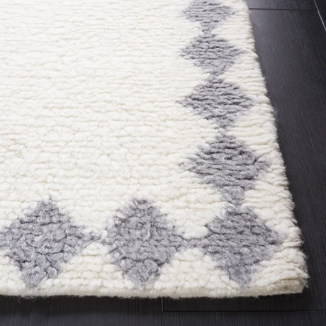 Safavieh Vermont 4'-0" x 6'-0" Rug in Ivory / Grey
