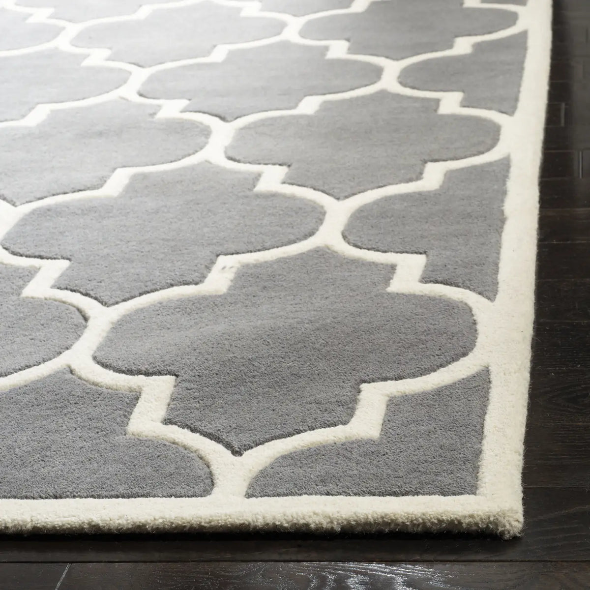 Safavieh Chatham 5'-0" x 8'-0" Rug in Dark Grey / Ivory