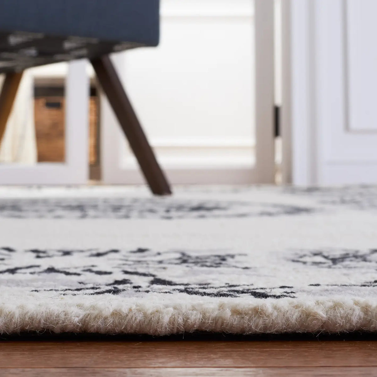 Safavieh Empire 4'-0" x 6'-0" Rug in Ivory / Black