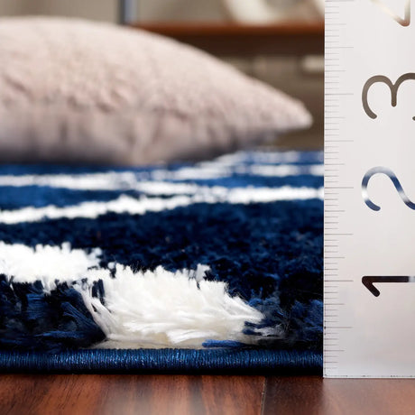 Safavieh Tahoe Shag 4'-0" x 6'-0" Rug in Navy / White