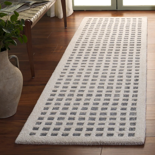 Safavieh Ebony 2'-3" x 8'-0" Rug in Ivory / Black