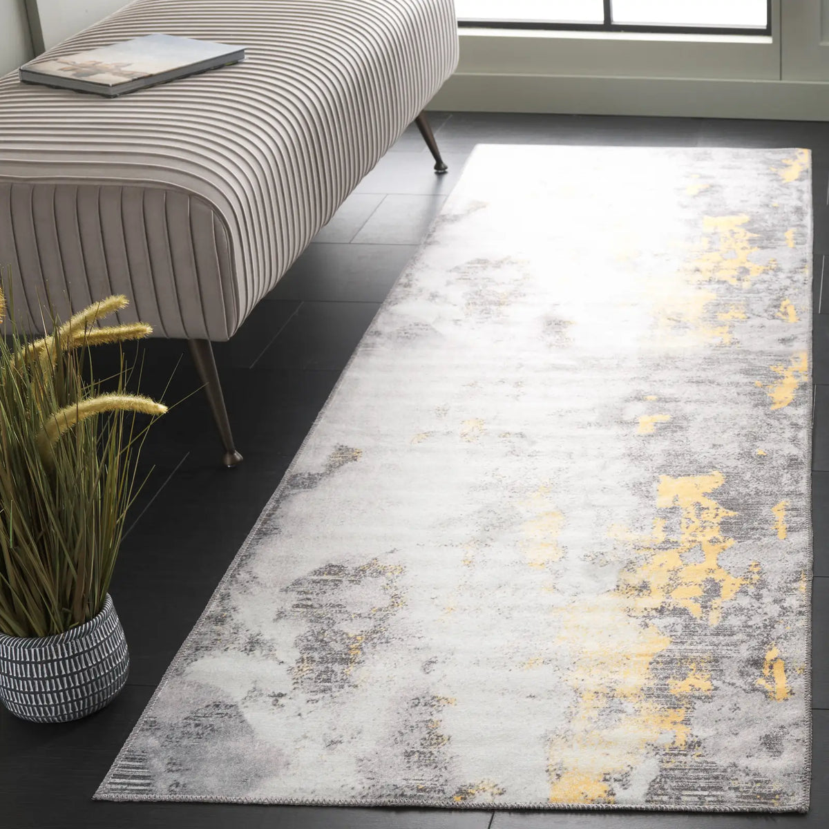 Safavieh Malibu 2'-6" x 8'-0" Rug in Grey / Gold