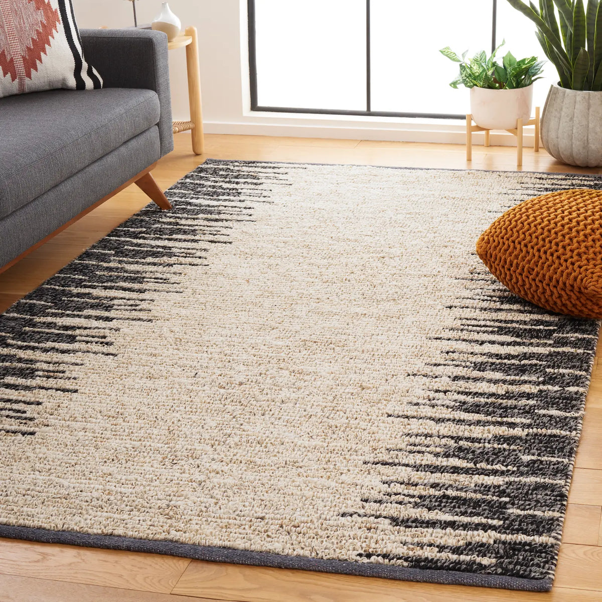 Safavieh Natural Fiber 4'-0" x 6'-0" Rug in Bleach / Black