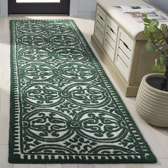 Safavieh Cambridge 2'-6" x 8'-0" Rug in Ivory / Green
