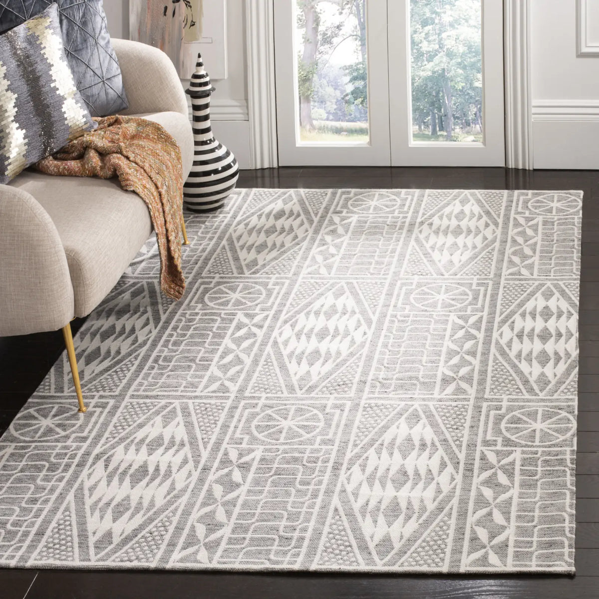 Safavieh Marbella 4'-0" x 6'-0" Rug in Grey / Ivory