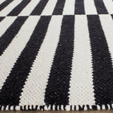 Safavieh Montauk 5'-0" x 7'-0" Rug in Ivory / Black