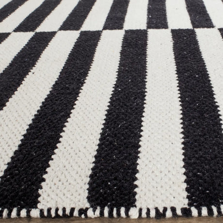 Safavieh Montauk 5'-0" x 7'-0" Rug in Ivory / Black