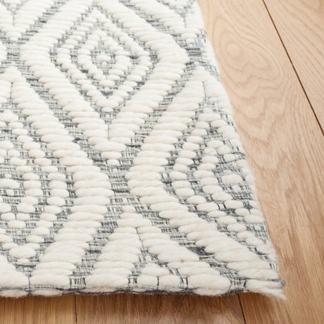 Safavieh Marbella 4'-0" x 6'-0" Rug in Dark Grey / Ivory