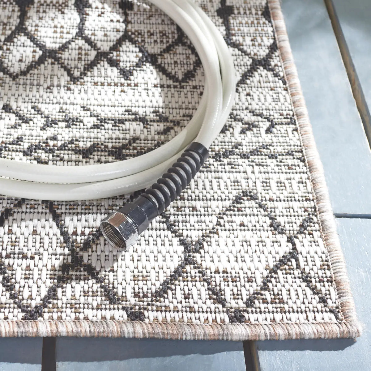 Safavieh Havana 4'-5" x 6'-5" Rug in Light Brown / Black
