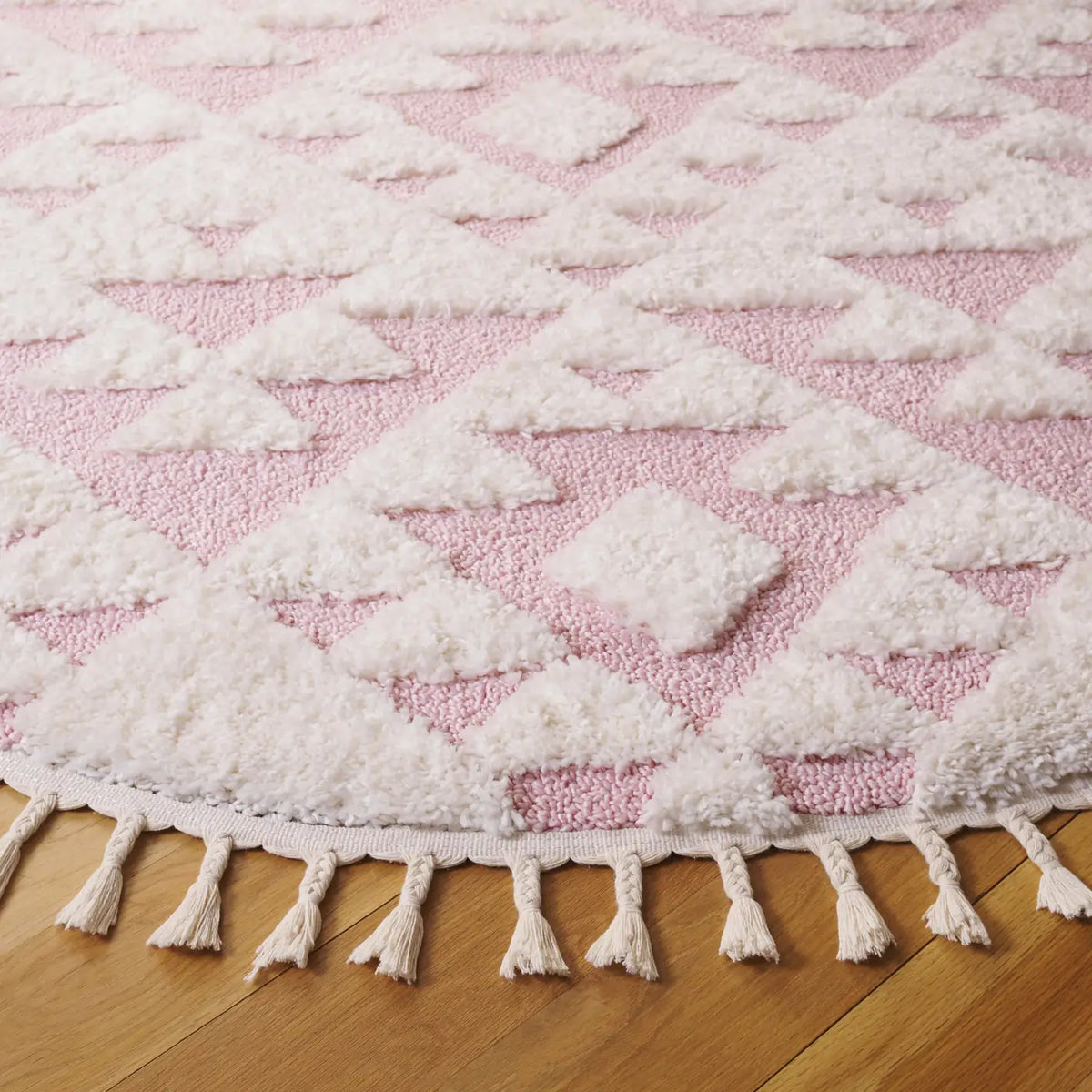 Safavieh Moroccan Tassel Shag 5'-3" x 5'-3" Rug in Ivory / Pink