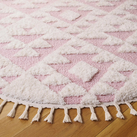 Safavieh Moroccan Tassel Shag 5'-3" x 5'-3" Rug in Ivory / Pink