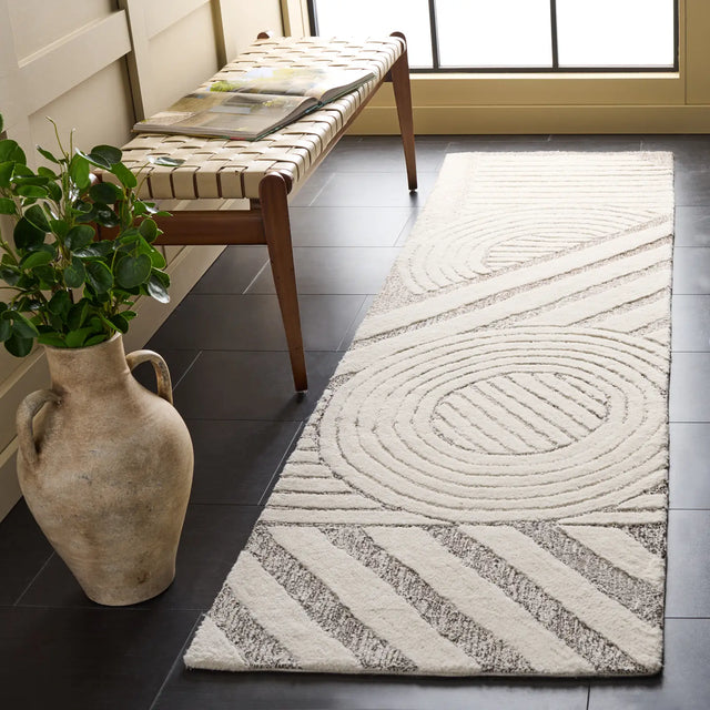 Safavieh Ebony 2'-3" x 8'-0" Rug in Ivory / Brown