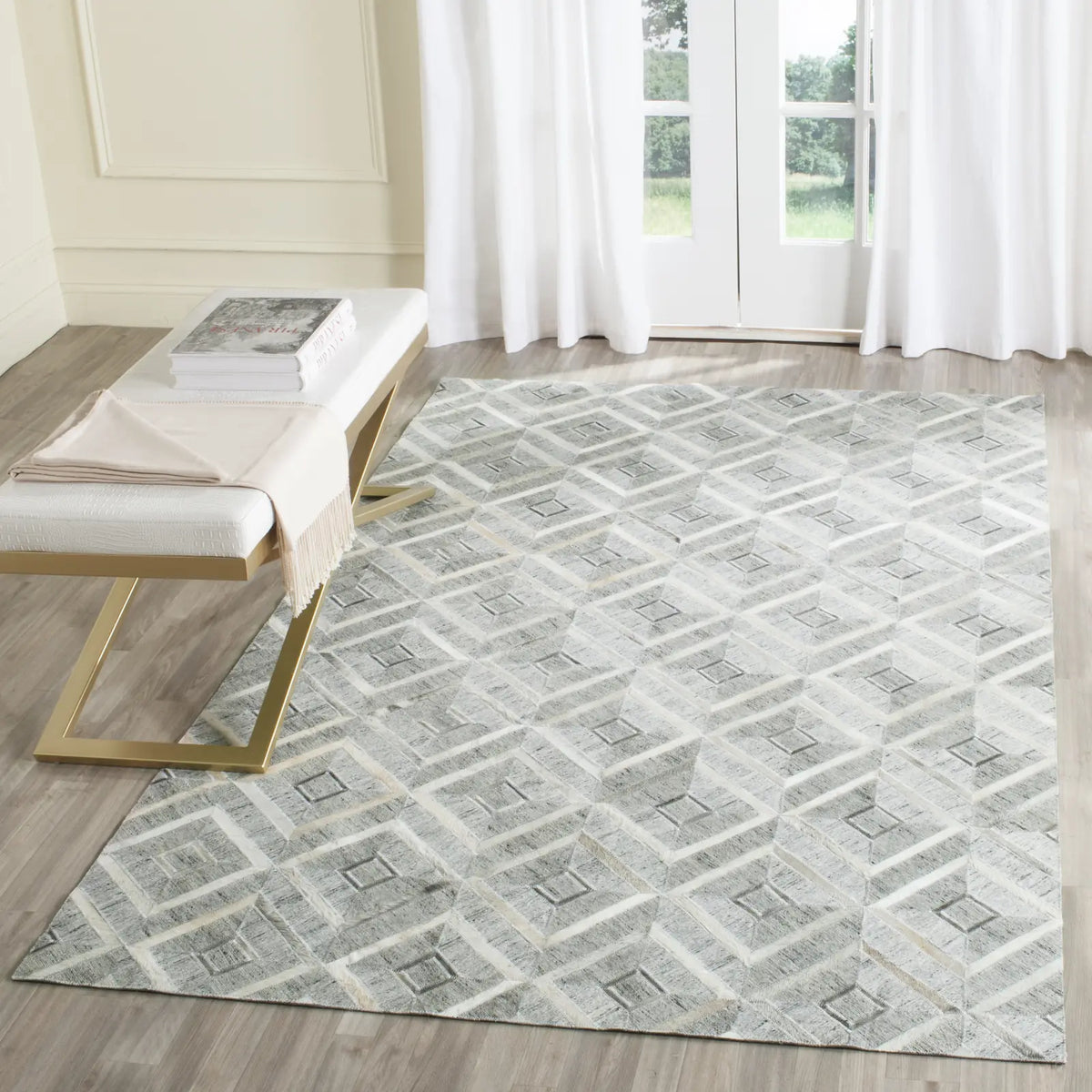 Safavieh Studio Leather 4'-0" x 6'-0" Rug in Ivory / Grey