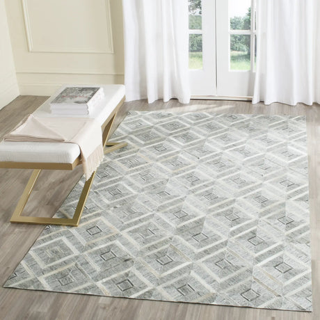 Safavieh Studio Leather 4'-0" x 6'-0" Rug in Ivory / Grey