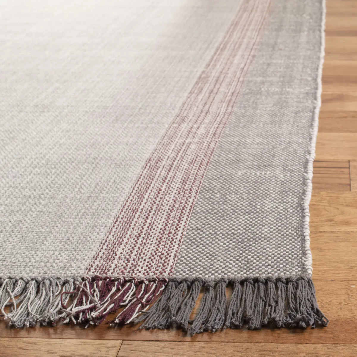 Safavieh Montauk 5'-0" x 8'-0" Rug in Wine / Grey