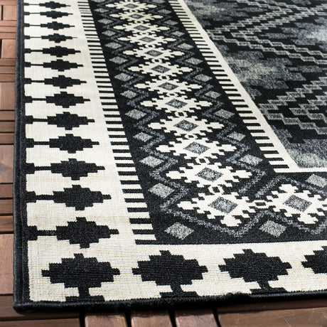Safavieh Veranda 4'-0" x 5'-7" Rug in Black / Creme