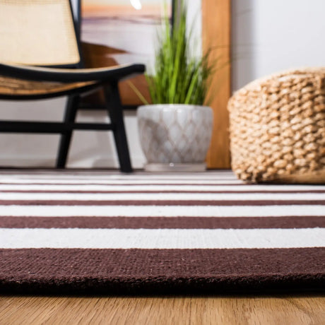 Safavieh Montauk 4'-0" x 6'-0" Rug in Chocolate / Ivory