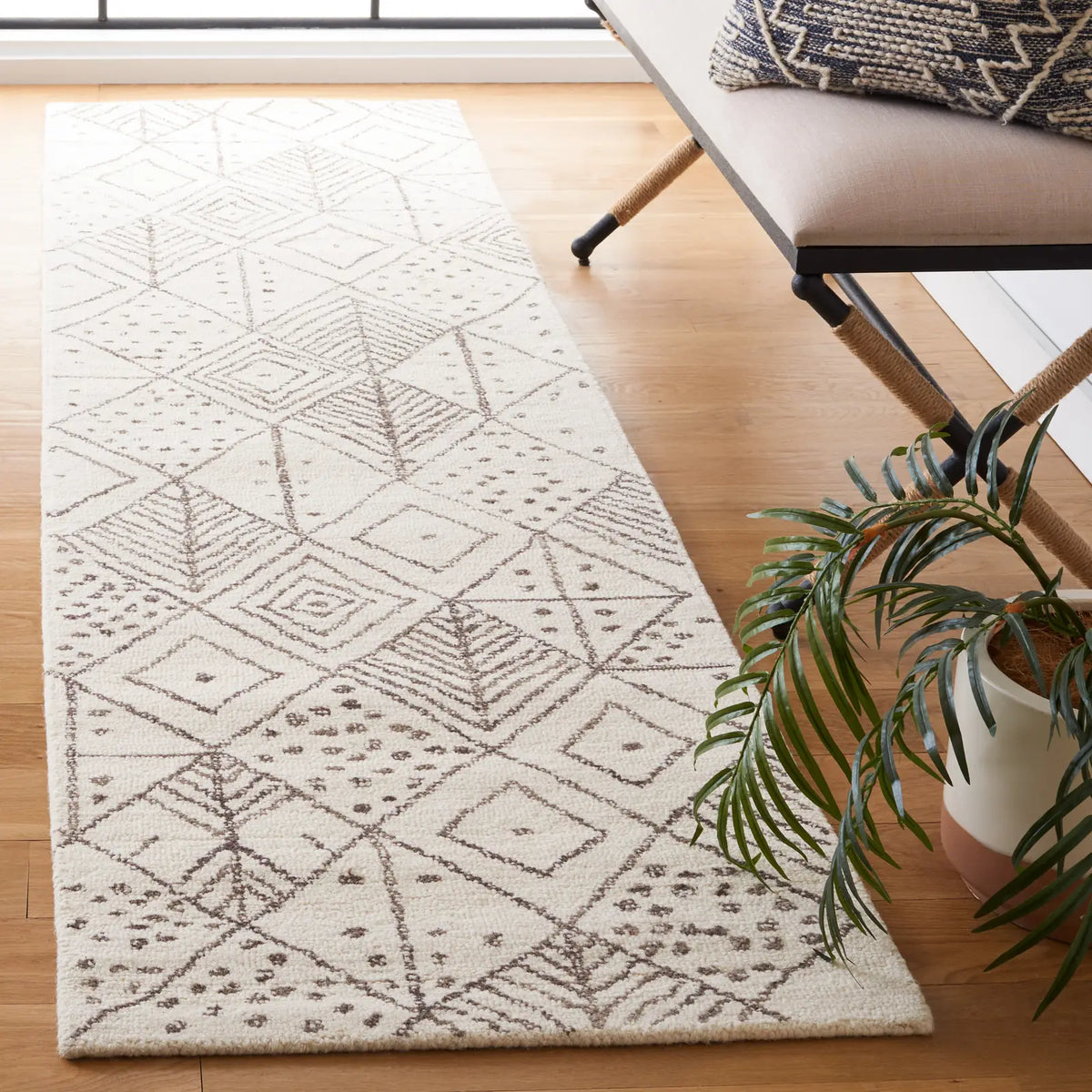 Safavieh Casablanca 2'-3" x 9'-0" Rug in Ivory / Brown