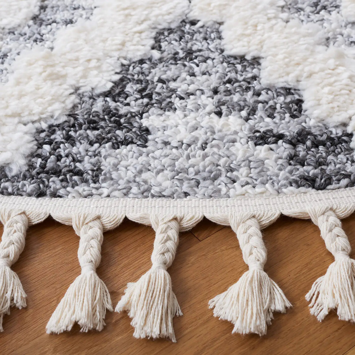 Safavieh Moroccan Tassel Shag 6'-7" x 6'-7" Rug in Ivory / Grey