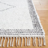 Safavieh Casablanca 4'-0" x 6'-0" Rug in Ivory / Grey