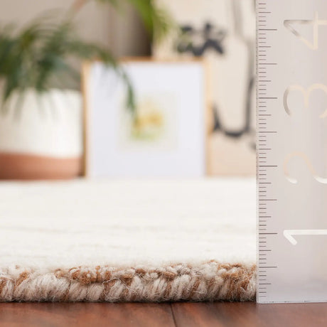 Safavieh Metro 4'-0" x 6'-0" Rug in Beige / Ivory