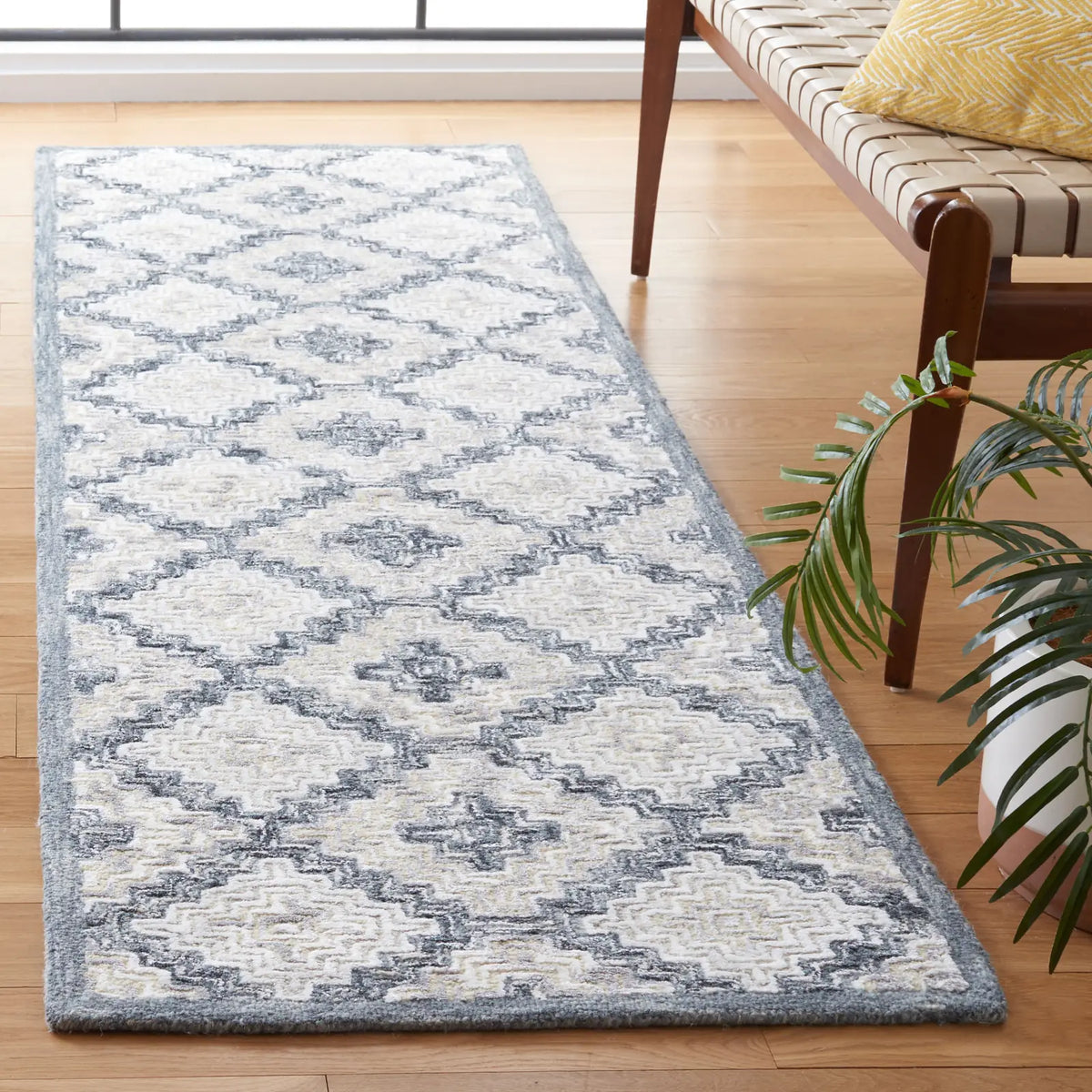 Safavieh Soho 2'-3" x 8'-0" Rug in Grey / Ivory