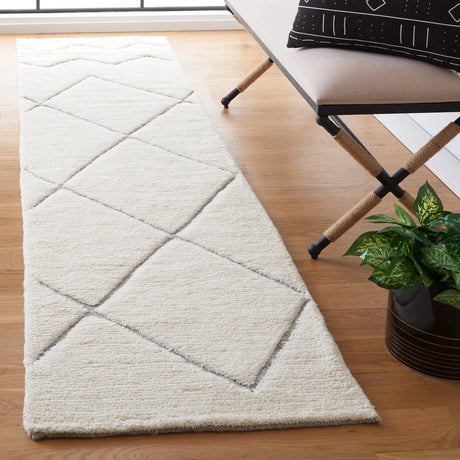 Safavieh Kenya 2'-3" x 9'-0" Rug in Ivory / Grey