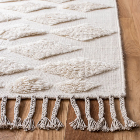 Safavieh Casablanca 6'-0" x 9'-0" Rug in Ivory
