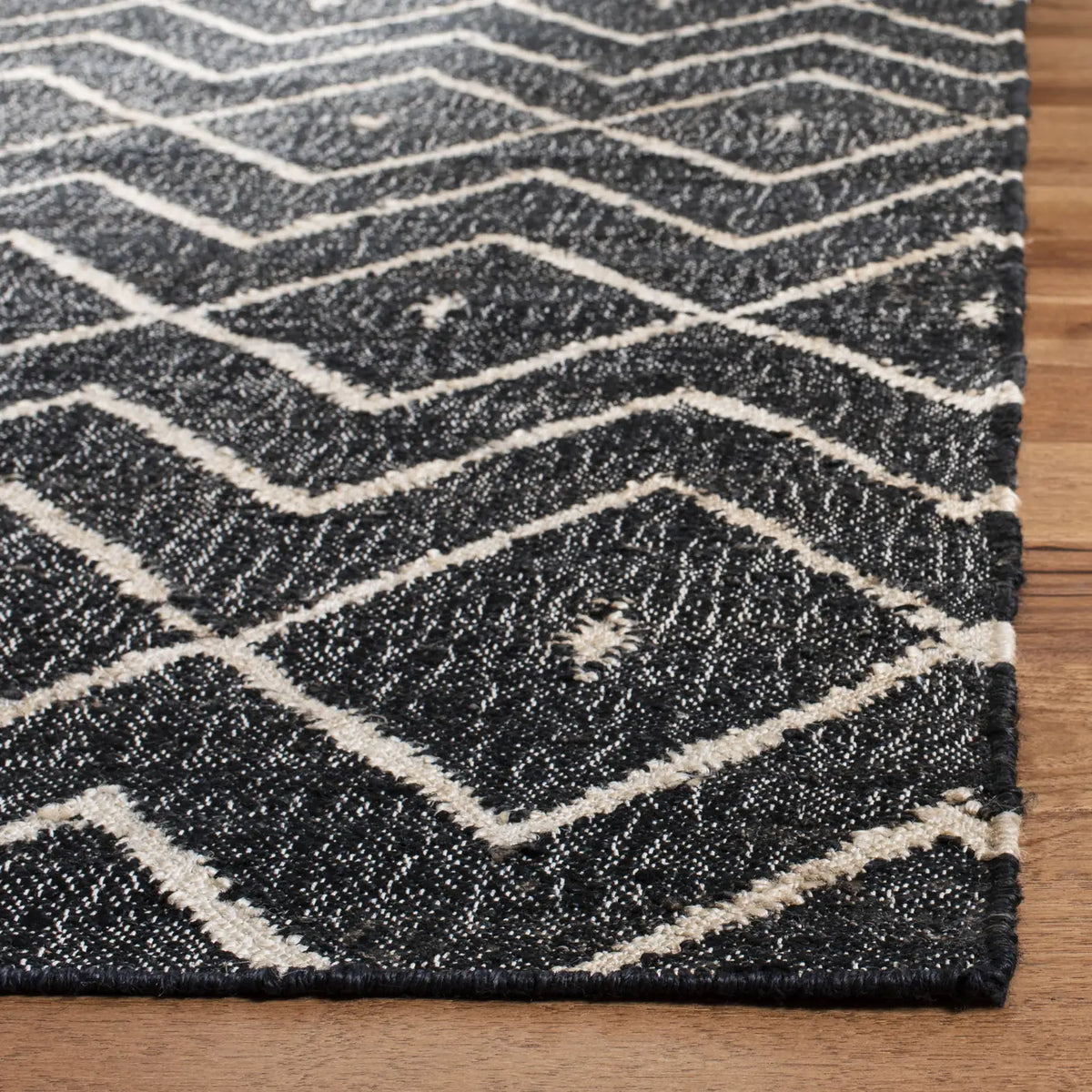 Safavieh Kilim 4'-0" x 6'-0" Rug in Charcoal / Natural