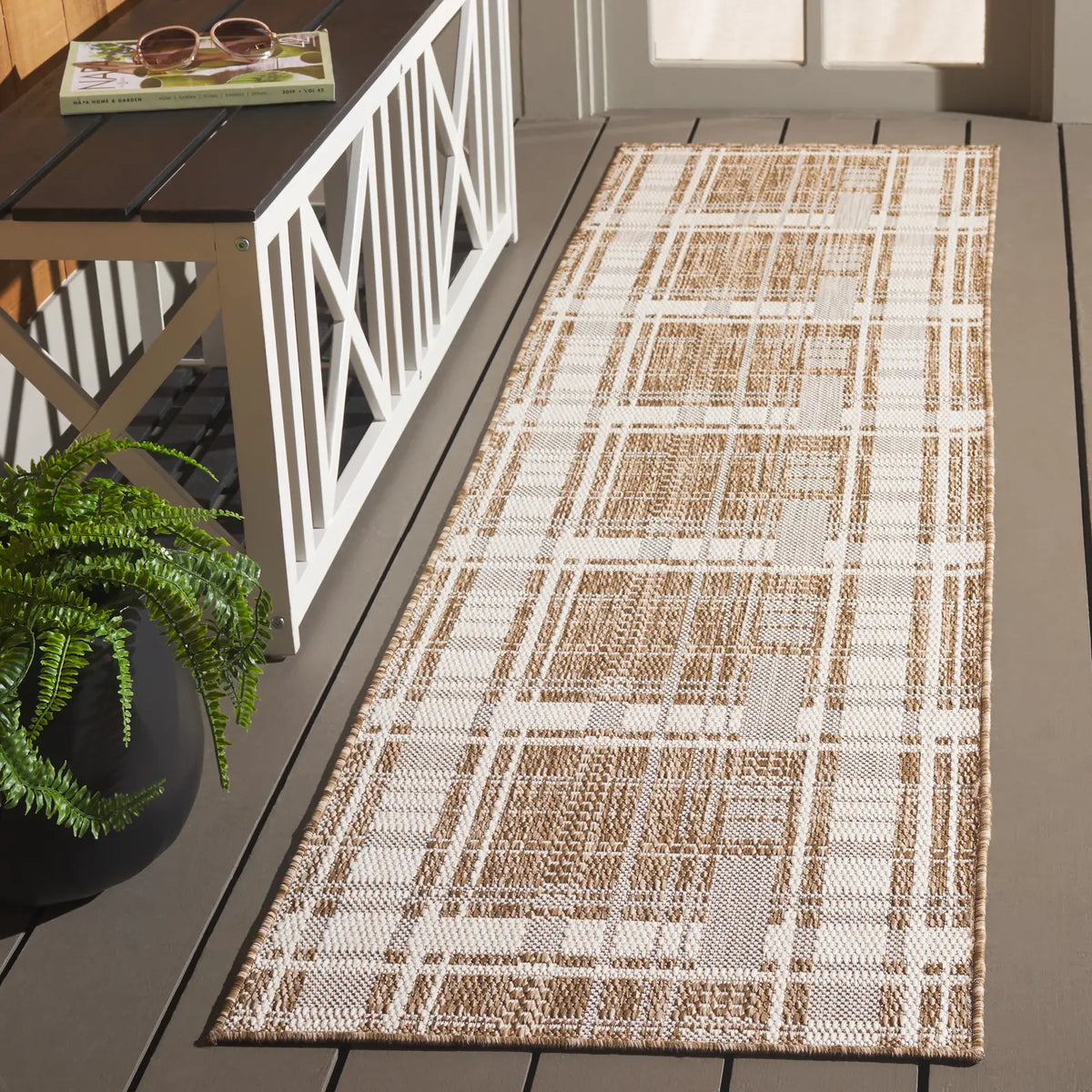 Safavieh Beach House 2'-0" x 8'-0" Rug in Brown / Ivory