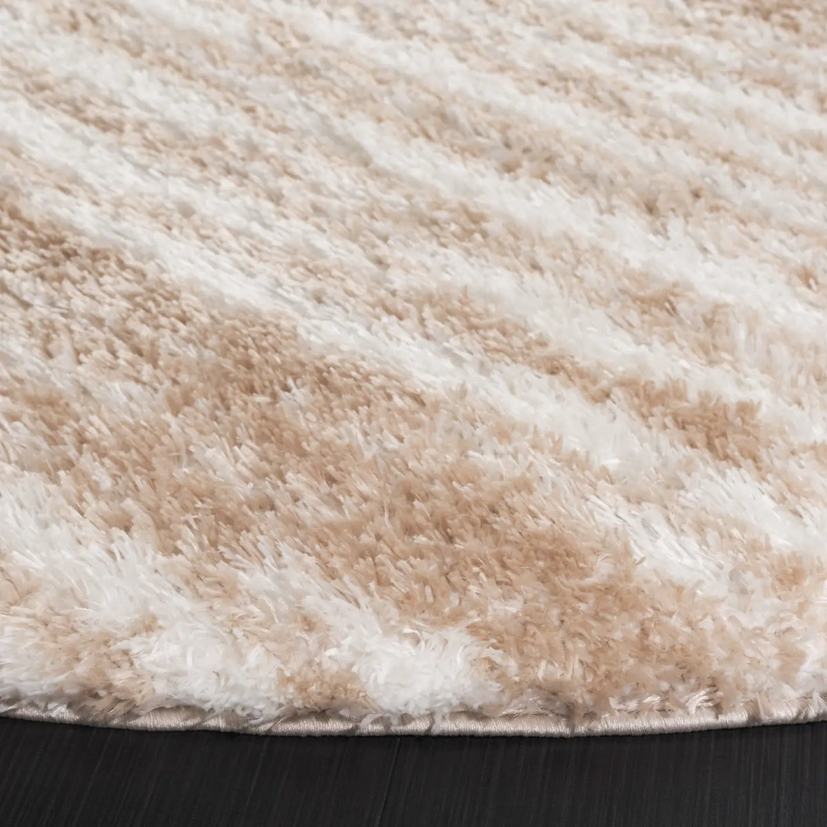 Safavieh Tahoe Shag 6'-7" x 6'-7" Rug in Ivory / Gold