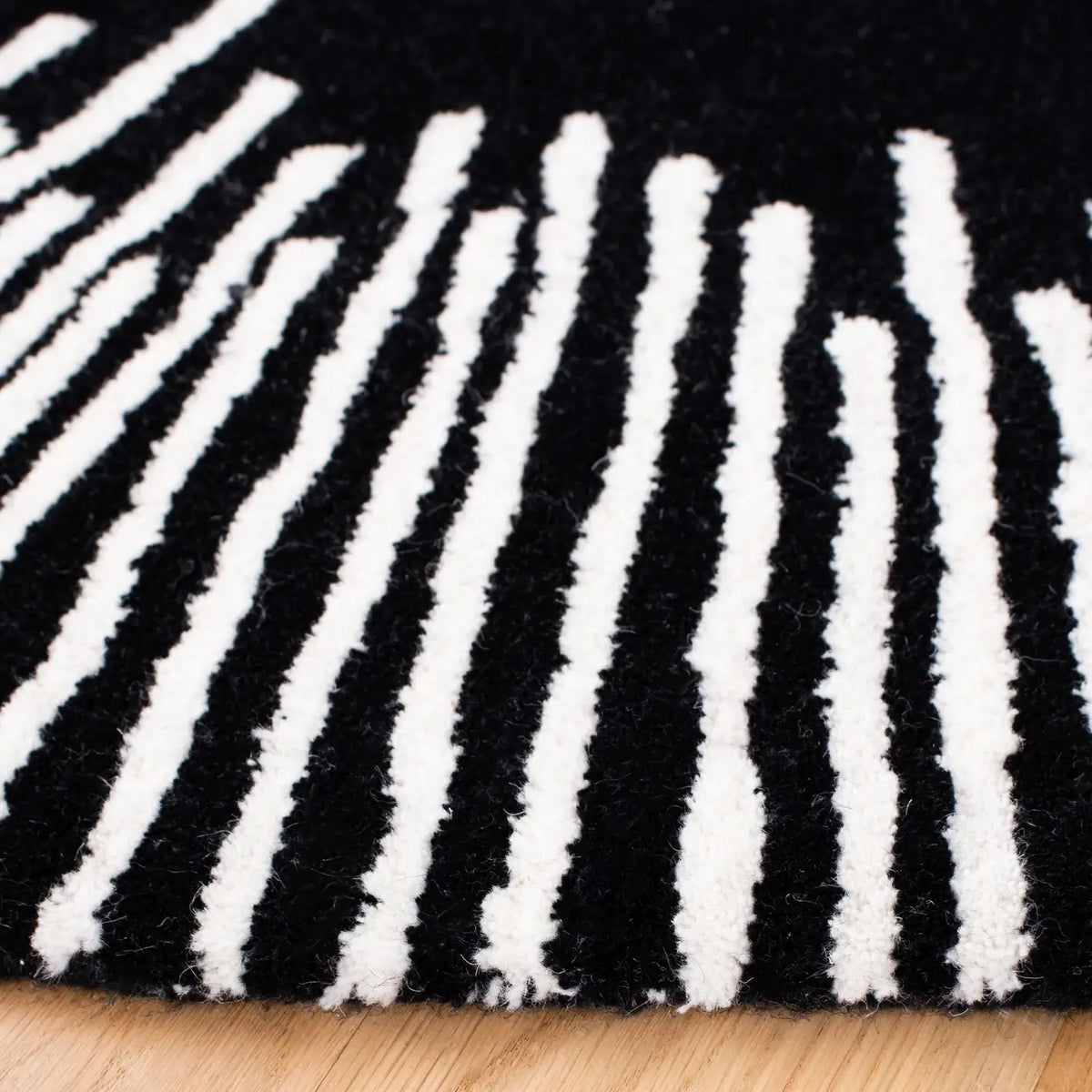 Safavieh Fifth Avenue 5'-0" x 5'-0" Rug in Black / Ivory