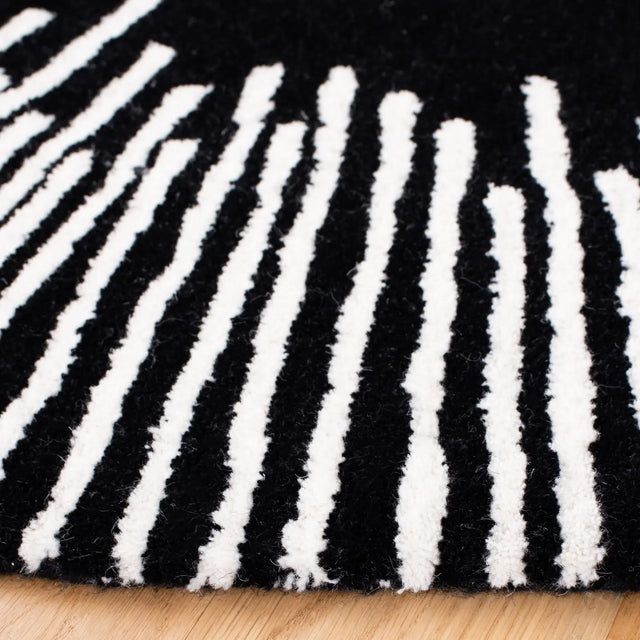 Safavieh Fifth Avenue 5'-0" x 5'-0" Rug in Black / Ivory