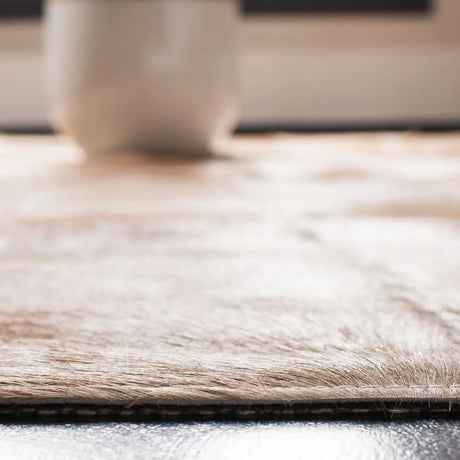 Safavieh Studio Leather 4'-0" x 6'-0" Rug in Beige / Brown