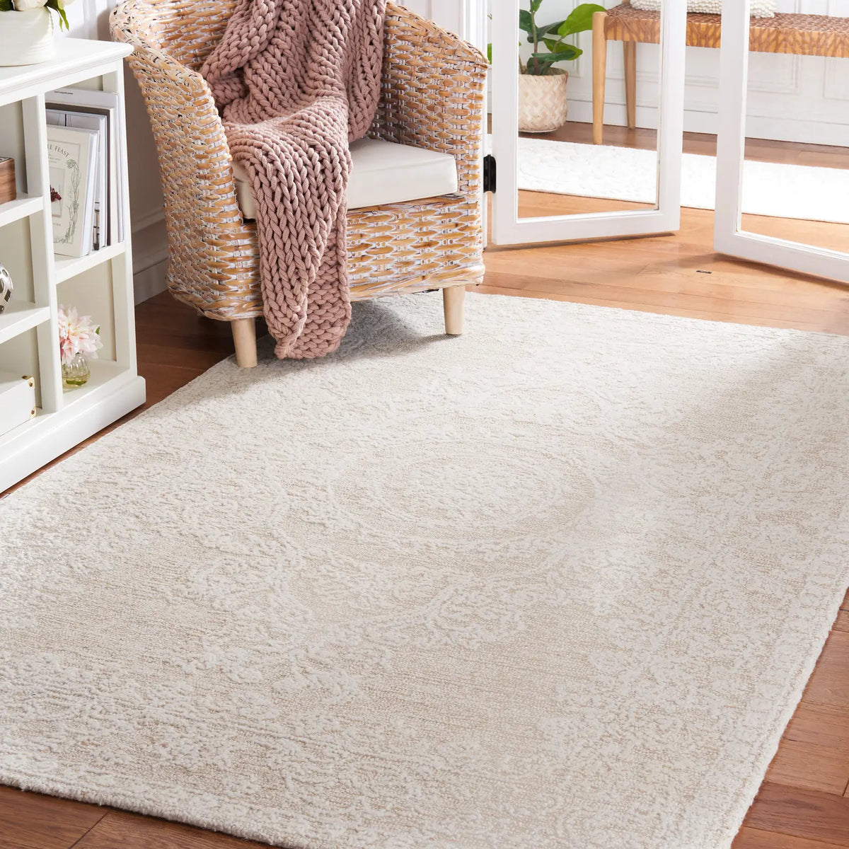 Safavieh Abstract 4'-0" x 6'-0" Rug in Ivory / Beige