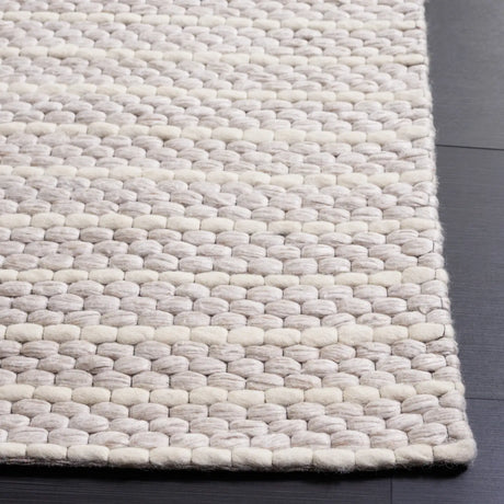 Safavieh Marbella 4'-0" x 6'-0" Rug in Beige / Ivory