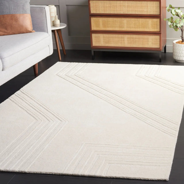 Safavieh Soho 4'-0" x 6'-0" Rug in Beige / Ivory