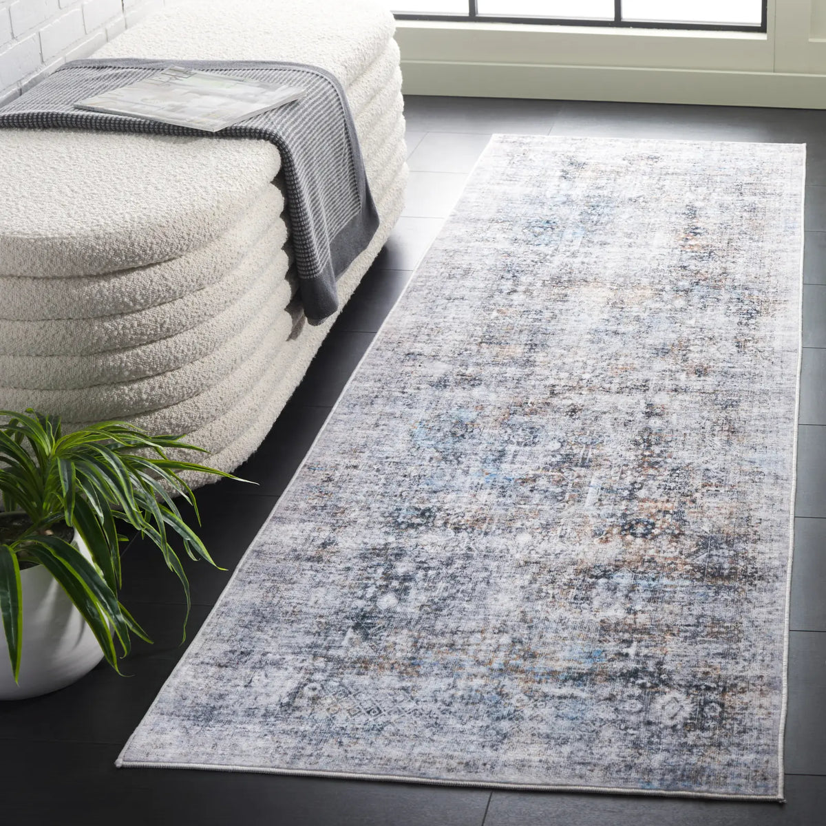 Safavieh Santa Monica 2'-6" x 8'-0" Rug in Beige / Charcoal