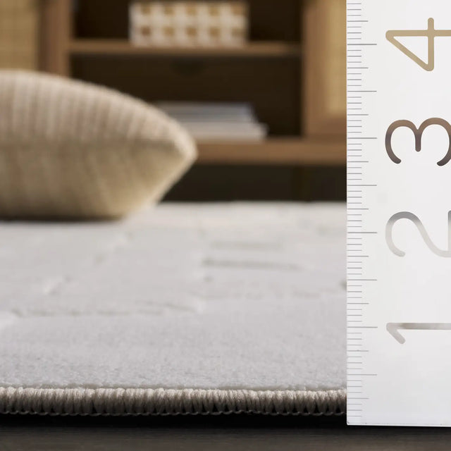 Safavieh Versailles 4'-0" x 6'-0" Rug in Ivory